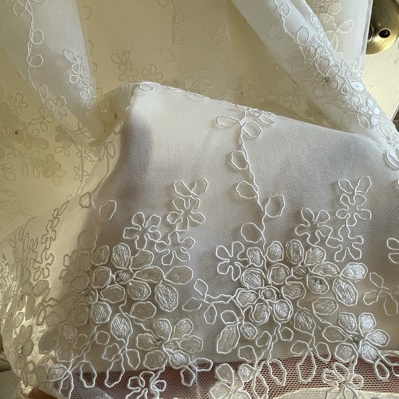 Flower girl dress with Skirt to buffet up, and a tiara goes with it - Picture 6 of 15